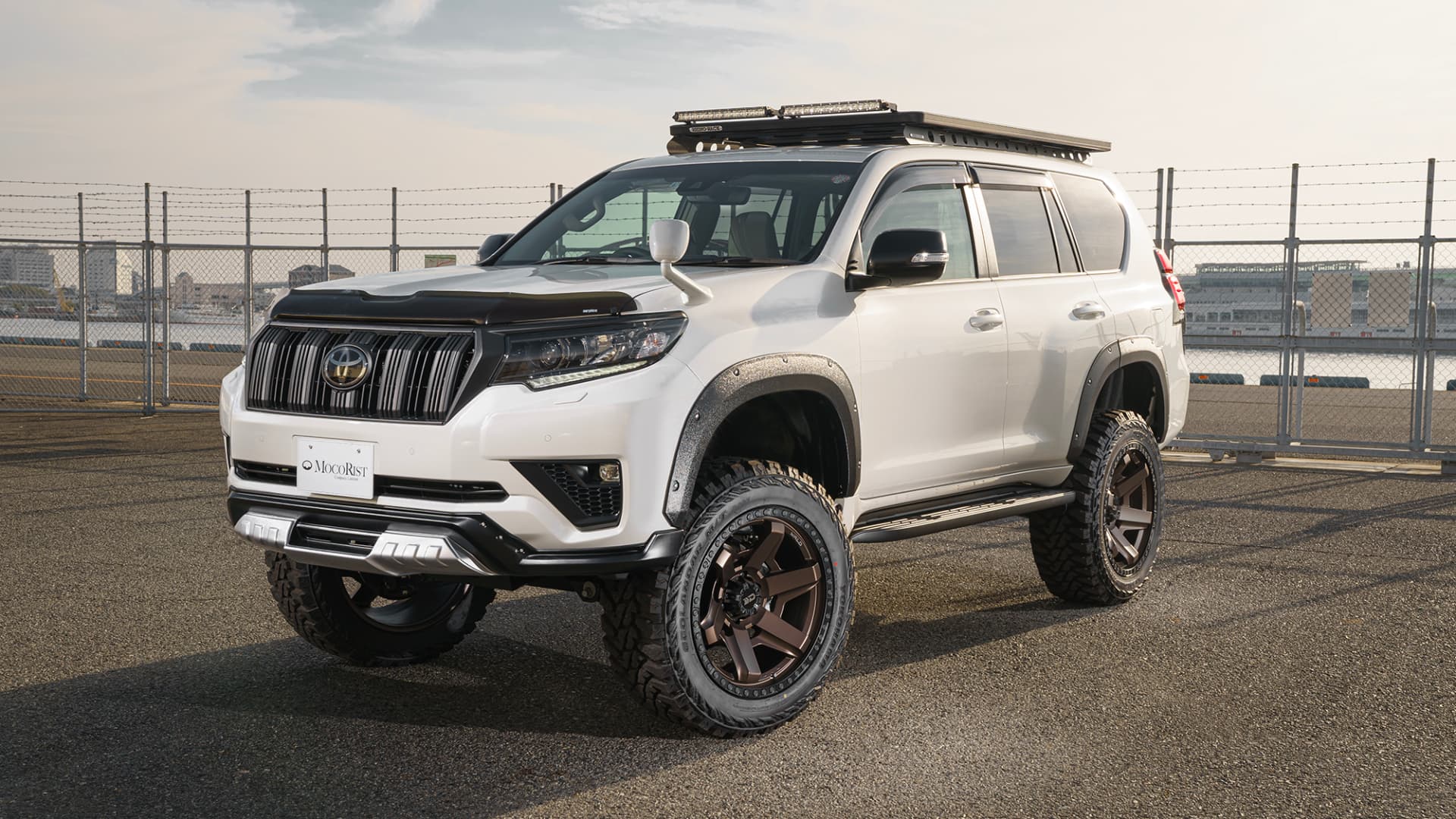 Front three-quarter view of a white Toyota Land Cruiser Prado on WALD Desert Line DS001 wheels