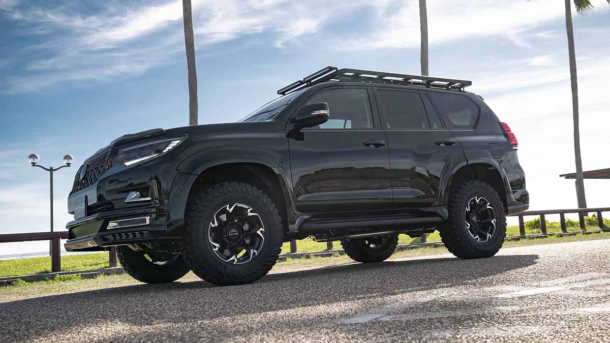 WALD Black Bison Edition Prado 150 side profile with wide arch package, side steps and lift-up suspension