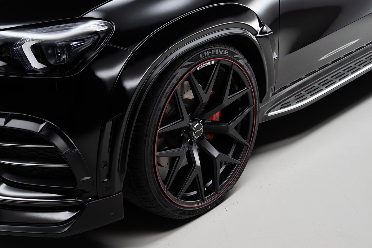 WALD Black Bison GLE Coupe C167 front wheel and wide arch detail with WALD wheel and red rim accent