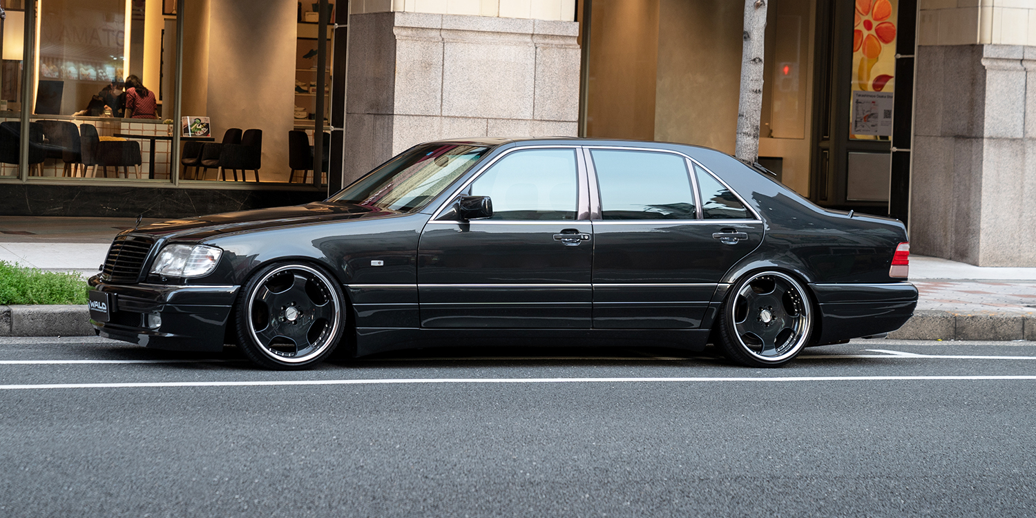 Side profile of a black Mercedes-Benz S-Class W140 fitted with WALD Duchatlet II D22C 2-piece forged wheels
