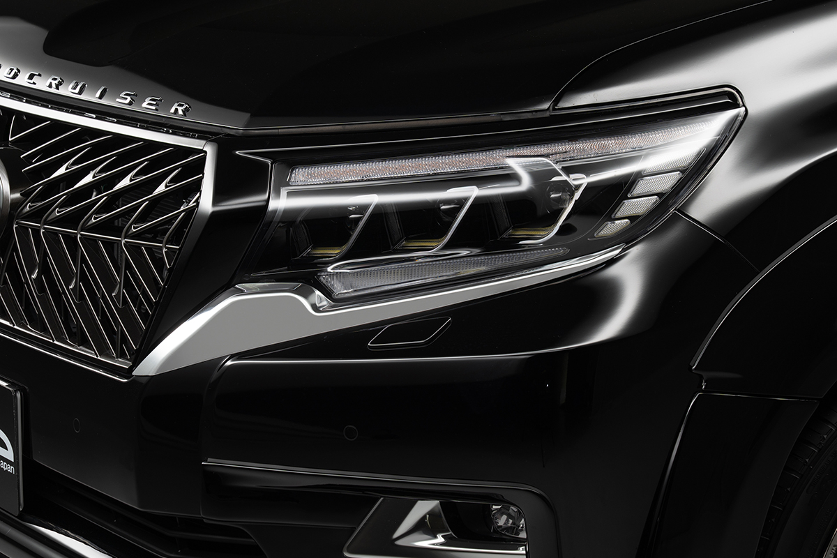 WALD Black Bison Edition Prado 150 front grille and chrome headlight garnish detail