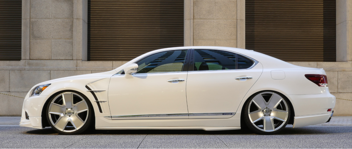 White Lexus LS hybrid in profile on Hyper Silver Duchatlet IV D41C wheels