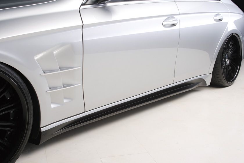 WALD Mercedes-Benz CLS C219 side skirt and sports fender duct detail with aluminium fins