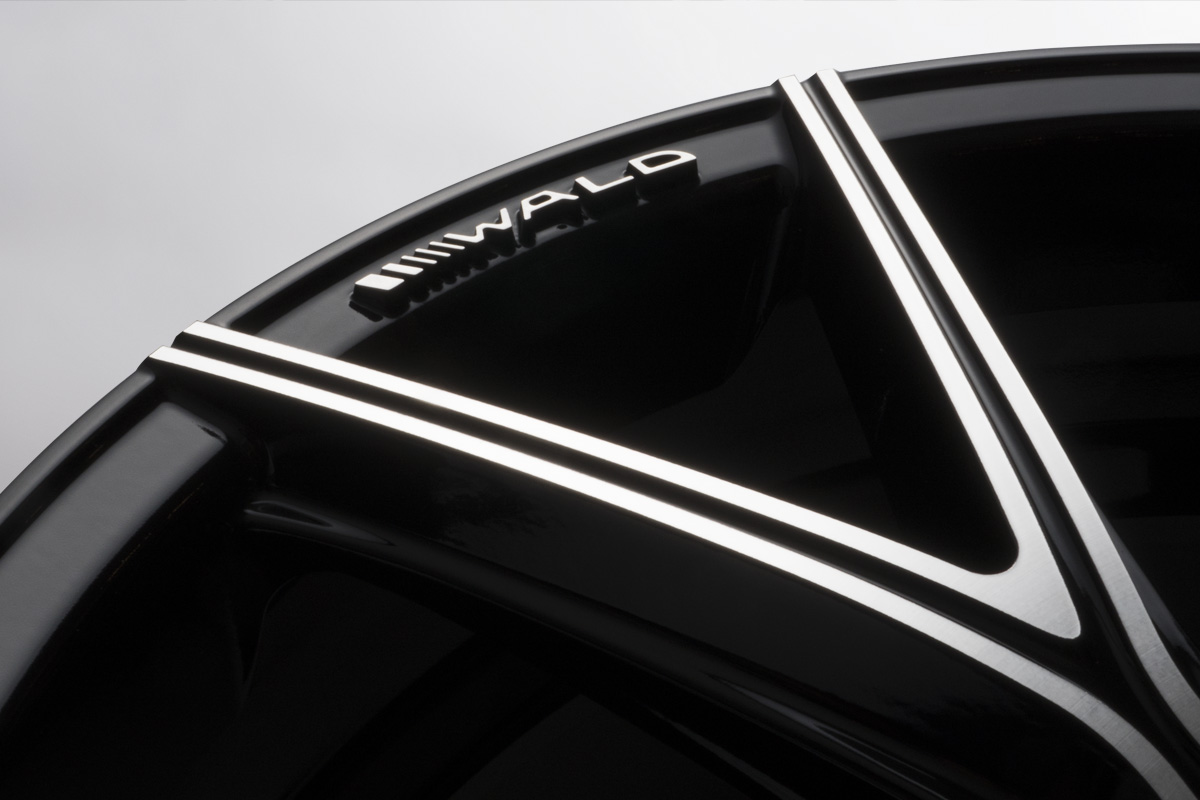 Rim lip and machined spoke detail of the WALD ILLIMA I11C wheel in Black Polish