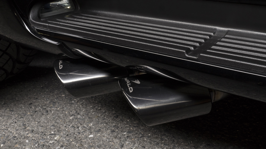 WALD Dual Oval 117W exhaust tips on Land Cruiser 200 — black side step and stacked oval stainless steel tips