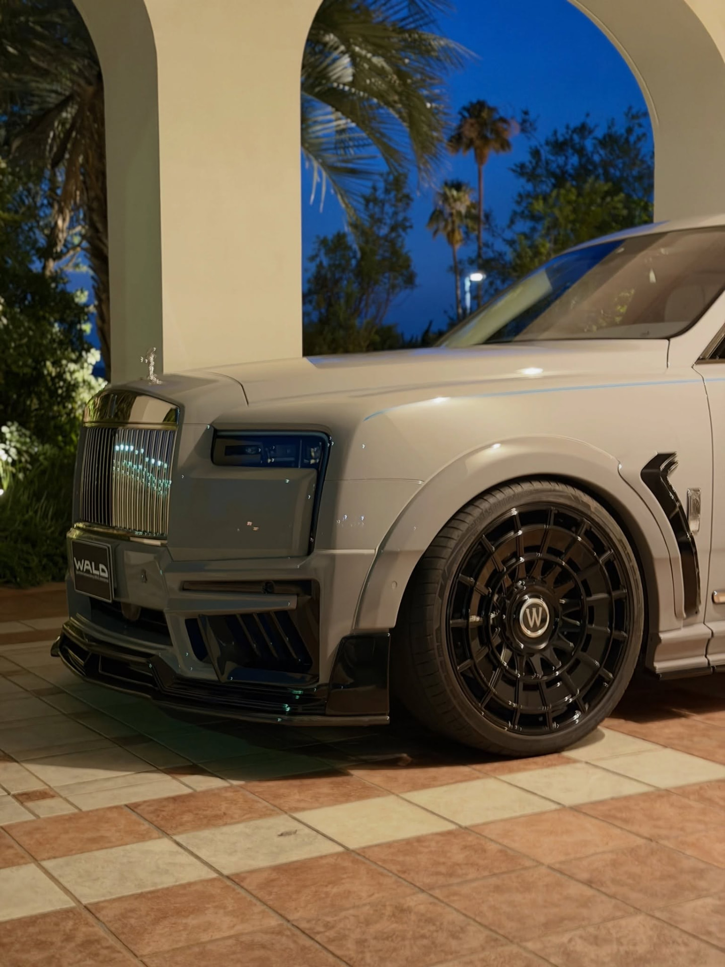 Front wheel detail of a white Rolls-Royce Cullinan on WALD ZETTON Forged wheels with W floating centre cap