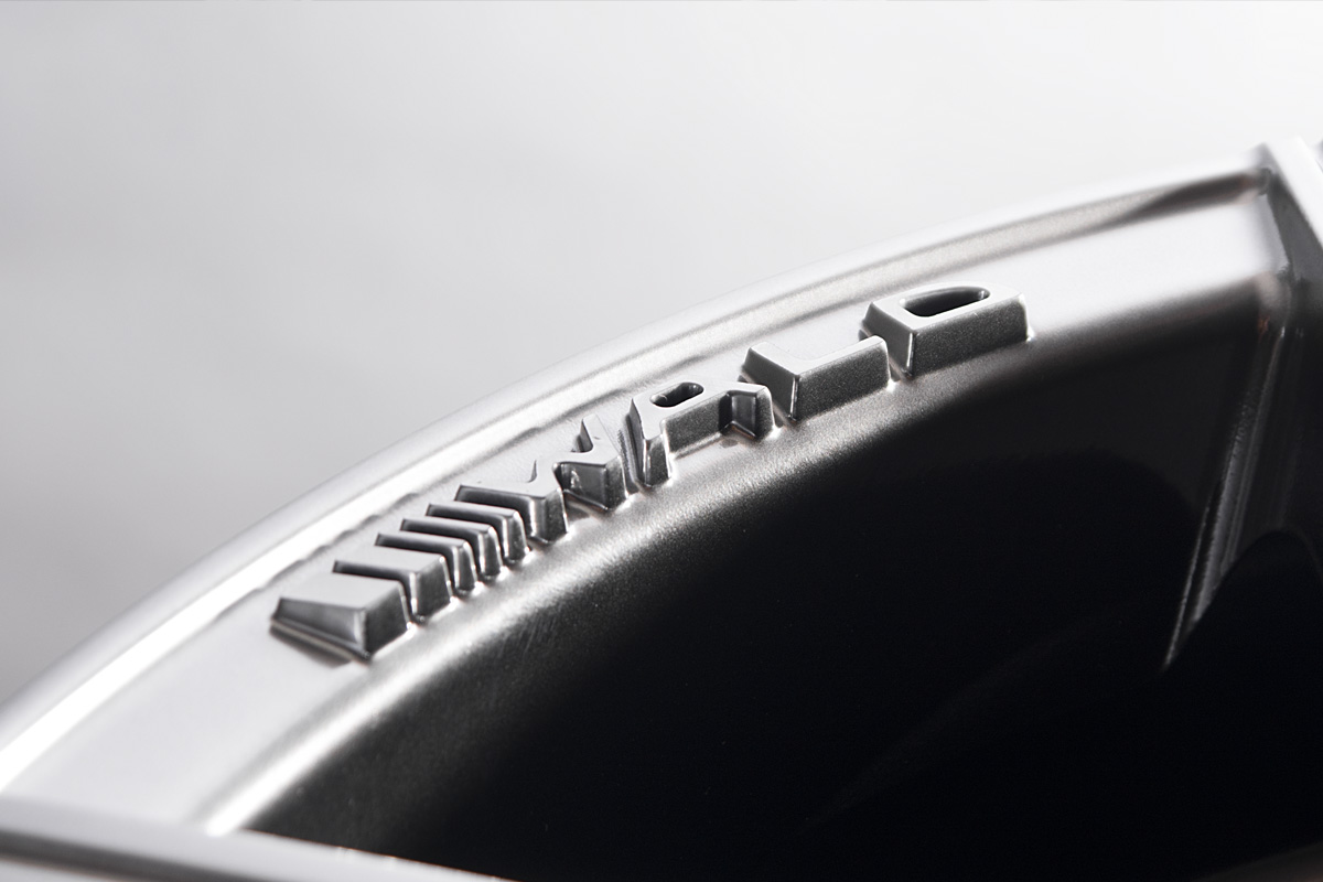 Macro detail of the WALD W ARROW lettering on the ILLIMA I11C wheel rim