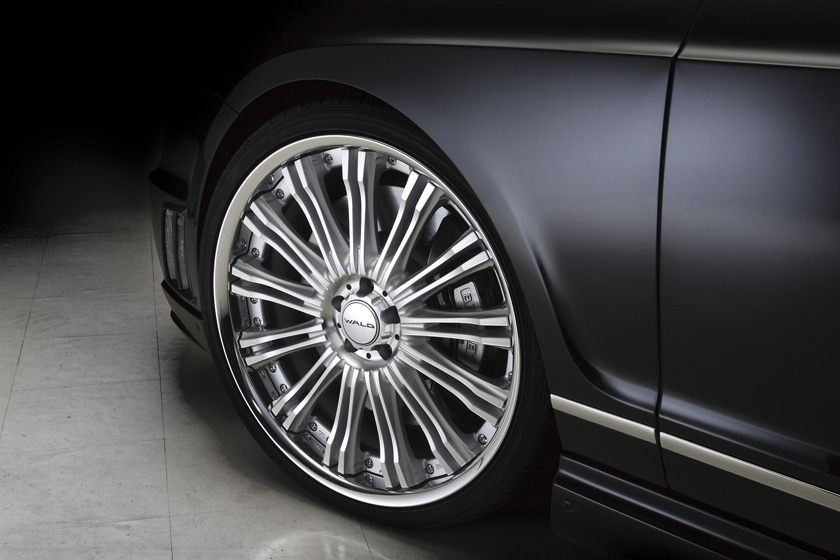 WALD Bentley Continental Flying Spur multi-spoke WALD wheel and front arch detail, Black Bison Edition