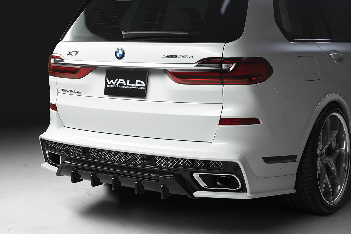 WALD BMW X7 G07 rear skirt detail with LEDBGL1780 LED lamp, intake net and diffuser fins