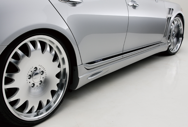 WALD Executive Line V2 Lexus LS600h side skirt detail with chrome fin cover and polished WALD wheels