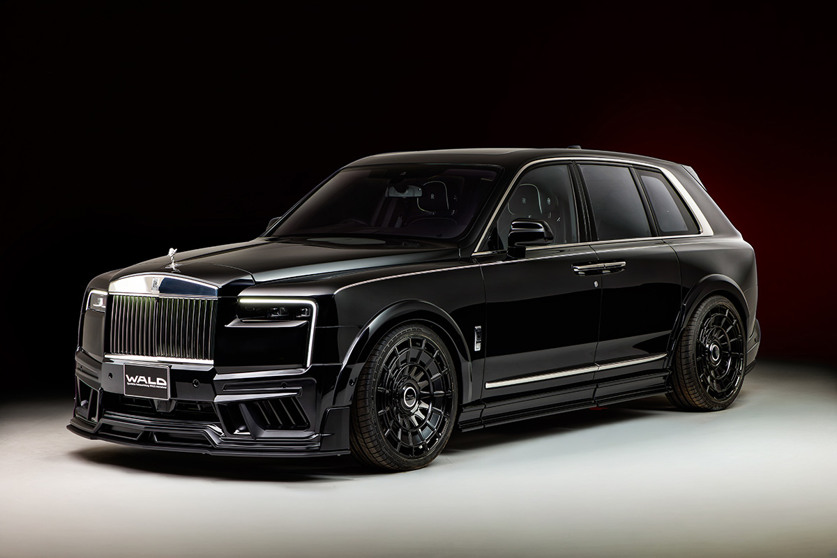 Black Rolls-Royce Cullinan with WALD aero on gloss black ZETTON Forged 24-inch wheels