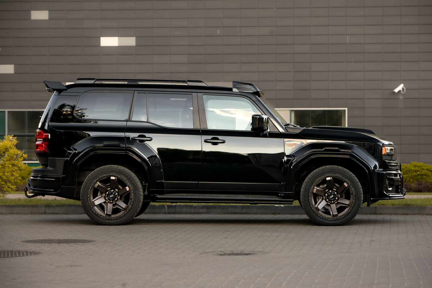 WALD Land Cruiser 250 Prado side profile with wide arch package and large-diameter WALD wheels