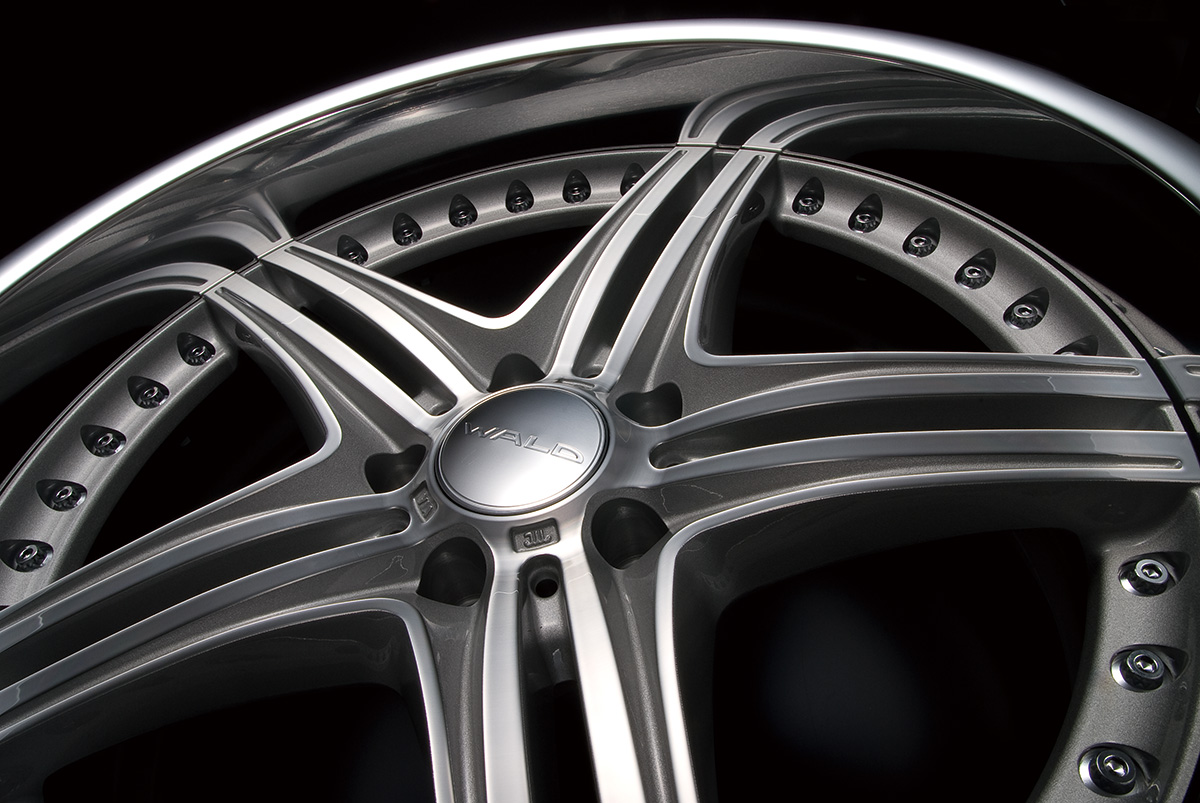 Centre disc and spoke detail of the WALD MAHORA M13C 3-piece wheel in Silver Polish with alumite rim
