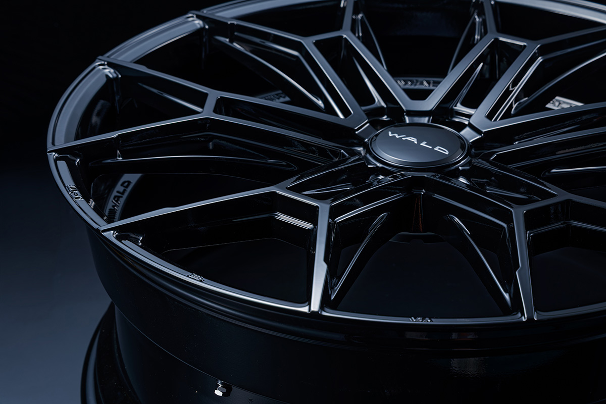 WALD ELDORANTE E11C in Gloss Black — angled view of the multi-faceted spoke face and WALD centre cap