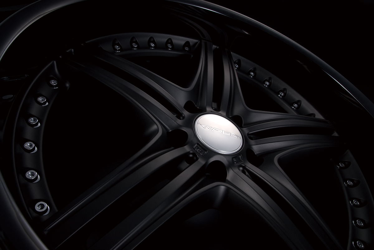 Macro detail of the WALD MAHORA M13C in Matte Black with black alumite rim hardware