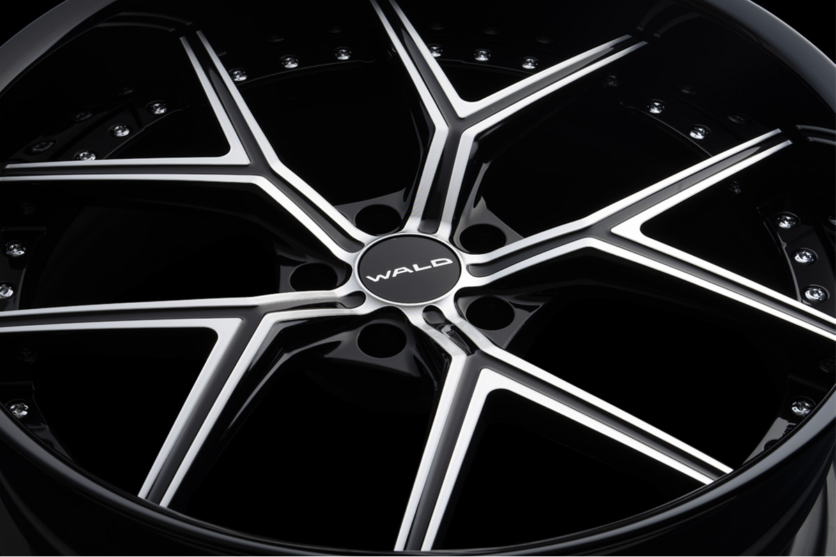 Double Arrow spoke and centre cap detail of the WALD ILLIMA I13F 3-piece forged wheel