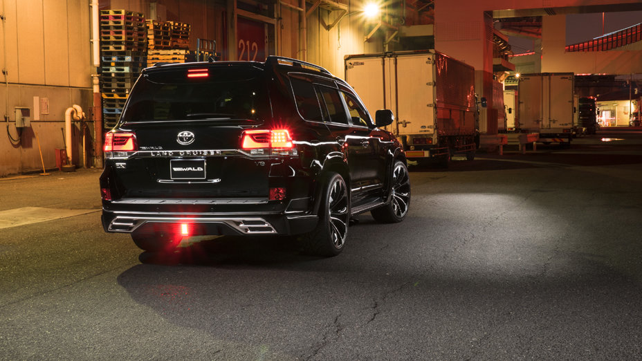 WALD Land Cruiser 200 URJ202W black rear three-quarter at night with rear skirt, LED rear lamp and oval exhaust tips