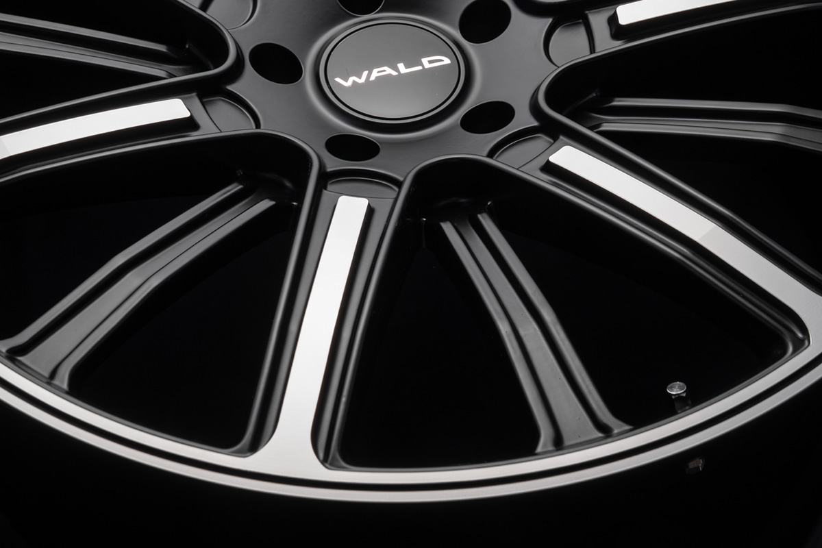 Close view of the WALD centre cap on the P31C 23x10.5 wheel