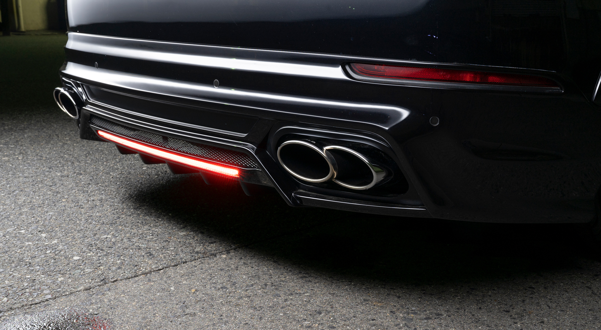 WALD Porsche Cayenne rear detail — WALD rear skirt with LED lamp, mesh grille and TWIN 240 stainless exhaust tips