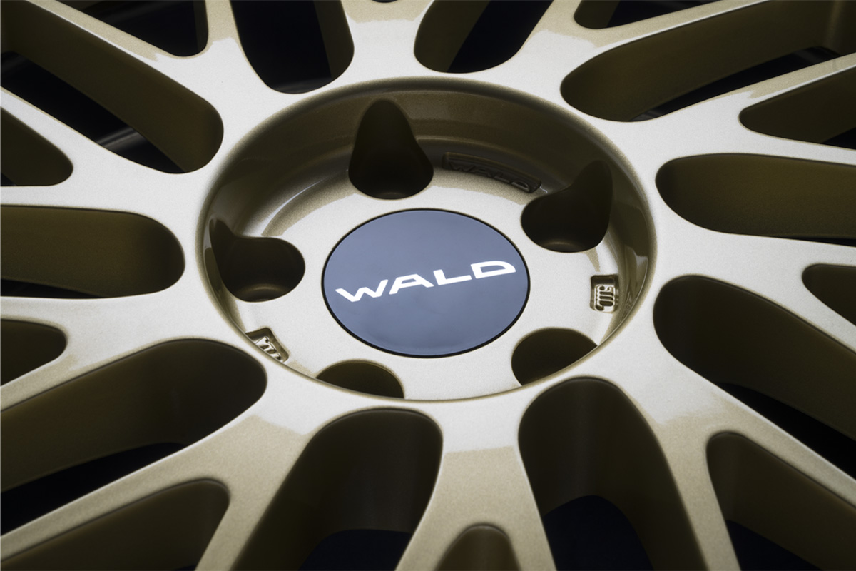 WALD TOSCA II T22-C centre cap detail with WALD emblem on gold mesh spokes