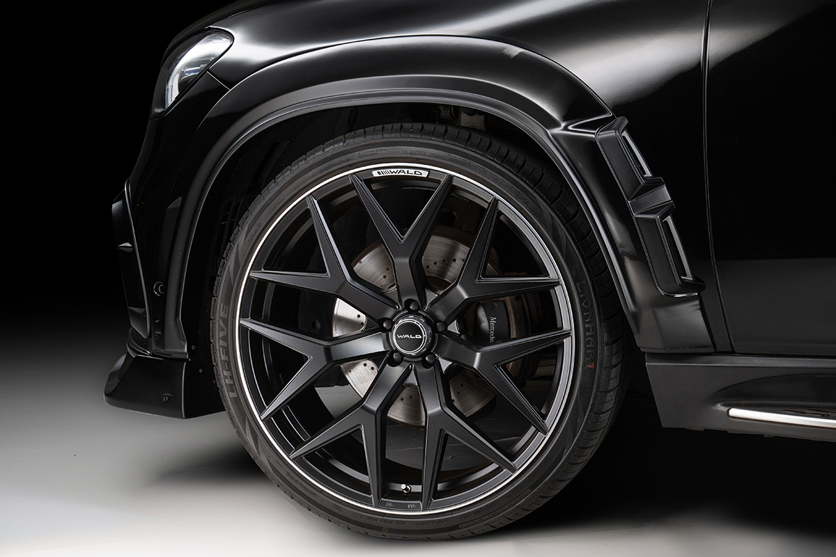 WALD Black Bison GLE W167 front wheel and wide arch detail with WALD wheel