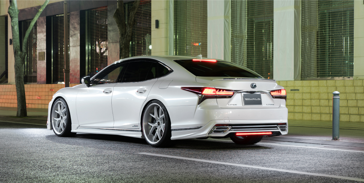 Rear three-quarter view of a white Lexus LS 500h on ILLIMA I 12F 2-piece forged wheels