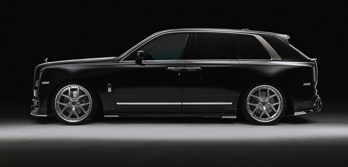 Rolls-Royce Cullinan Series I WALD body kit — side profile with WALD side skirts and forged wheels