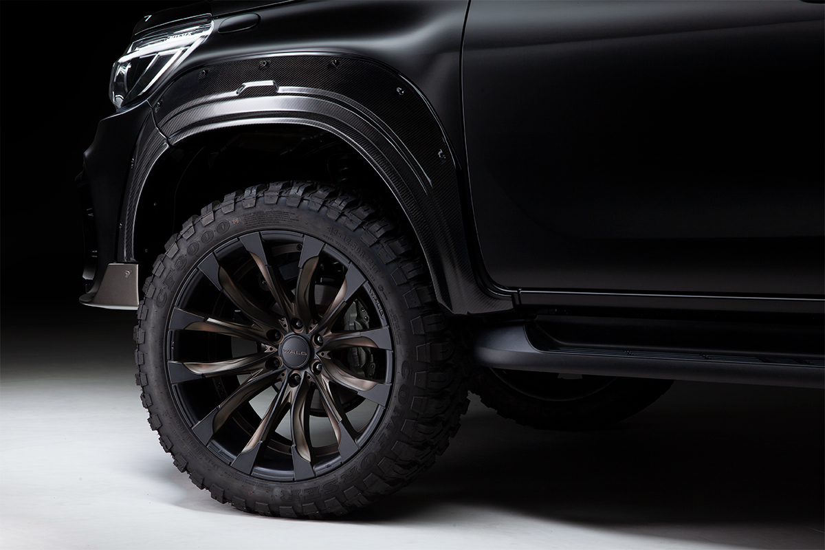 Carbon-look wide arch, side step and bronze WALD wheel on the Toyota Hilux GUN125