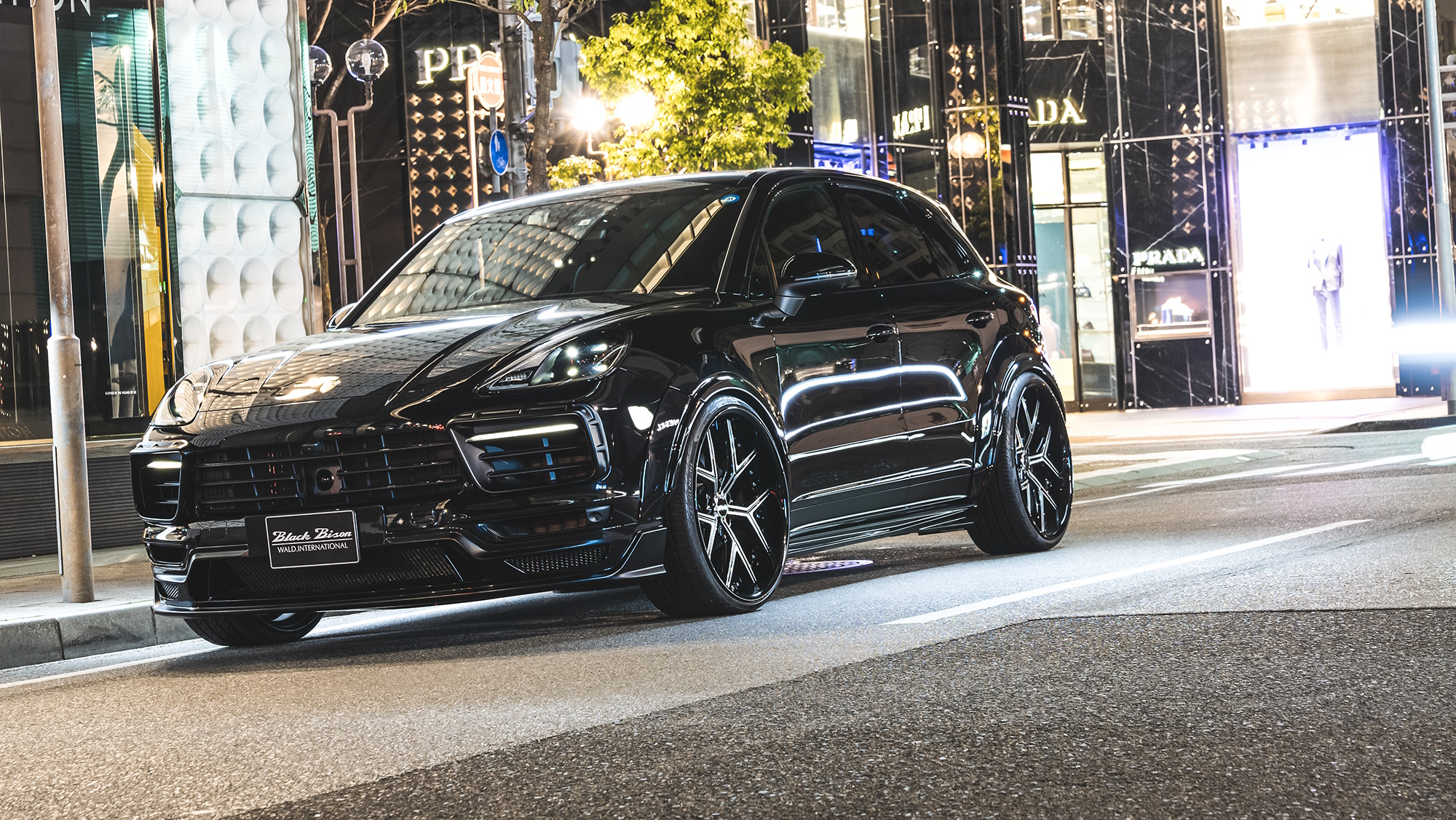 Black Porsche Cayenne Black Bison at night on WALD ILLIMA I13F 3-piece forged wheels