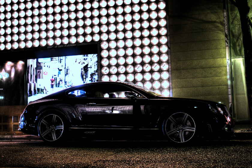 Side profile of a black Bentley Continental GT on WALD MAHORA M11C 1-piece wheels