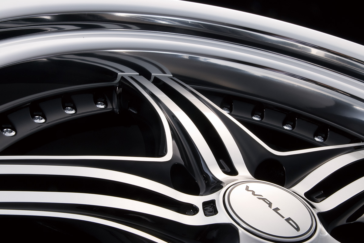 Spoke and centre cap macro detail of the WALD MAHORA M13C 3-piece wheel in Black Polish