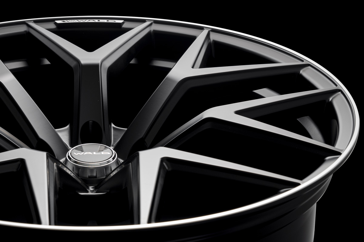 Close detail of the WALD MB001 24 inch wheel spokes and machined rim lip in Matte Black Polish