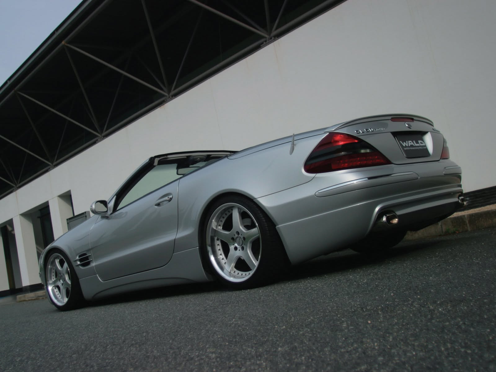 WALD Mercedes-Benz SL-Class R230 low rear three-quarter view with boot spoiler, rear skirt and deep-dish WALD wheels