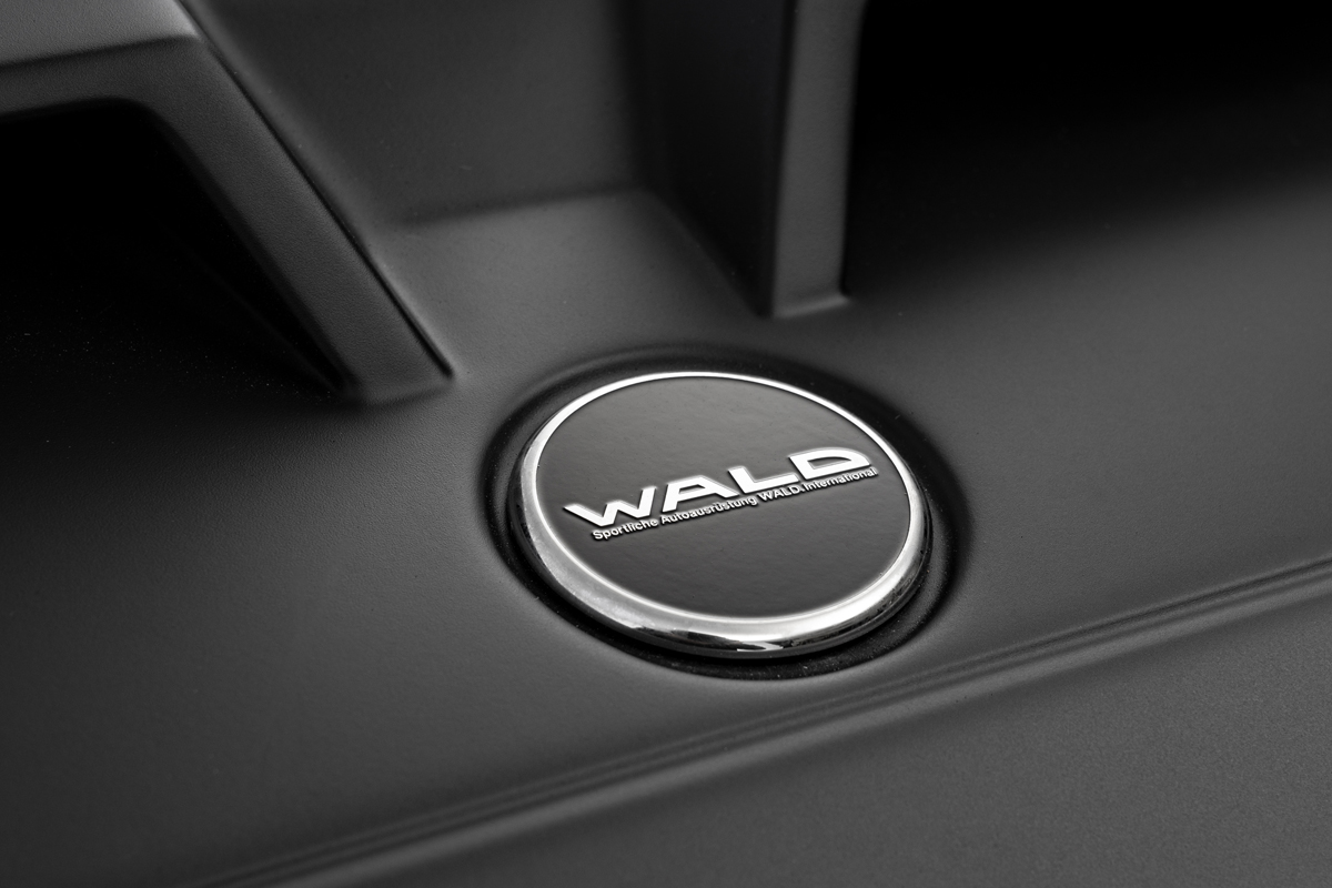 WALD Black Bison Edition Suzuki Jimny Sierra JB74W — WALD circular emblem fitted to the spare tyre cover