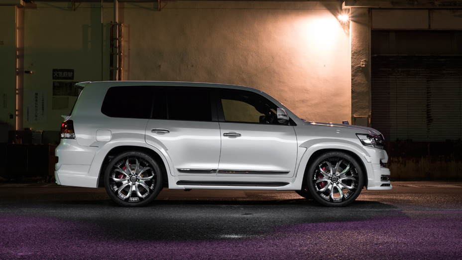 WALD Land Cruiser 200 URJ202W white side profile at night showing wide arches and JARRET 24-inch monoblock wheels