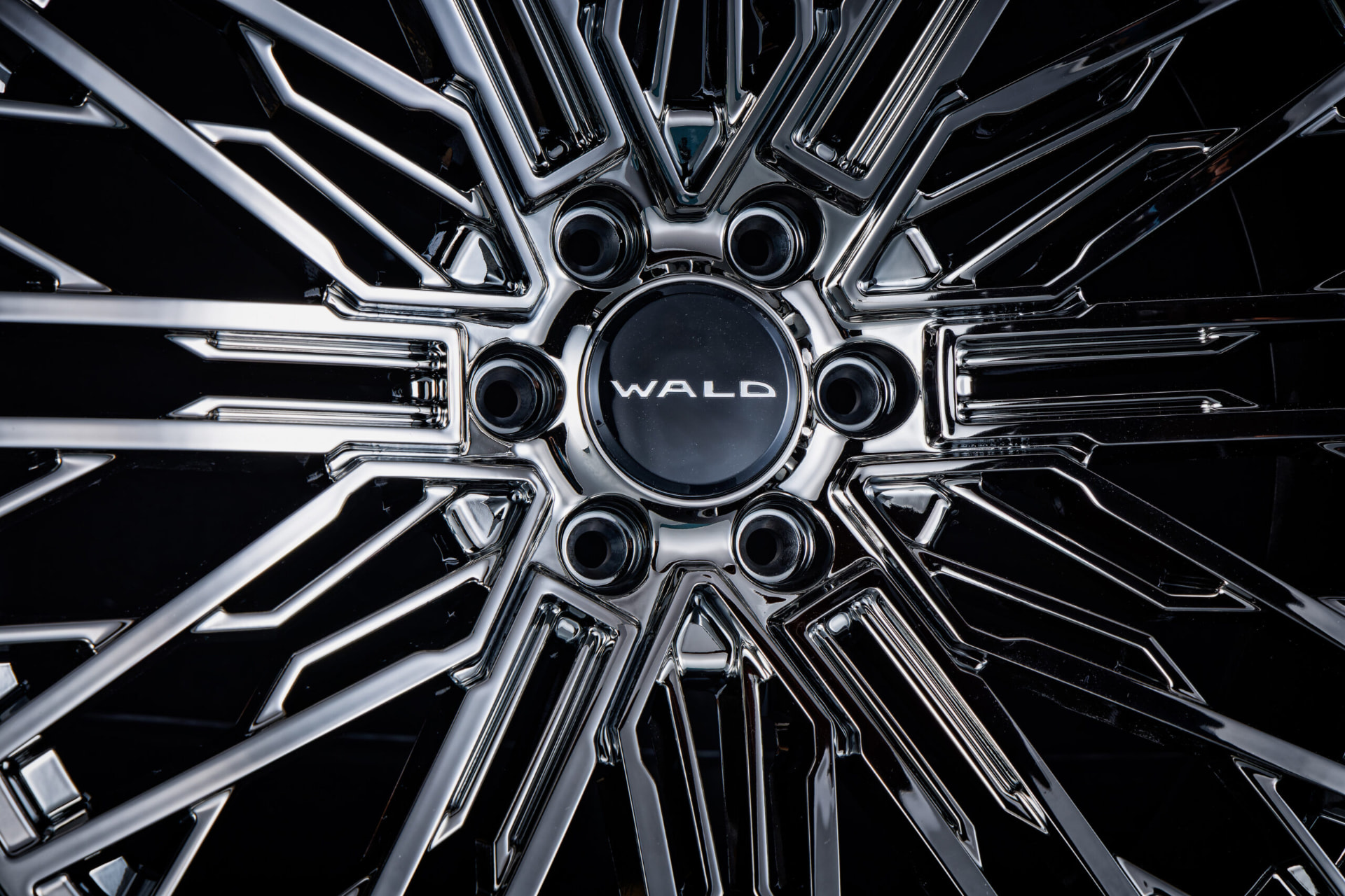 Close detail of the WALD BM001 centre cap and overlapped geometry spokes