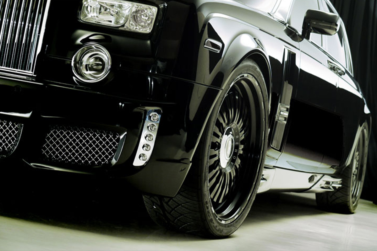 Low front detail of a black Rolls-Royce Phantom on WALD RENOVATIO 1 RR wheels with Black Bison bumper