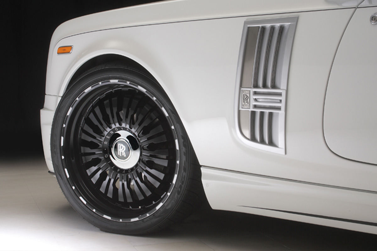 Front wheel detail of a white Rolls-Royce Phantom Drophead Coupe on WALD RENOVATIO 1 RR forged wheels