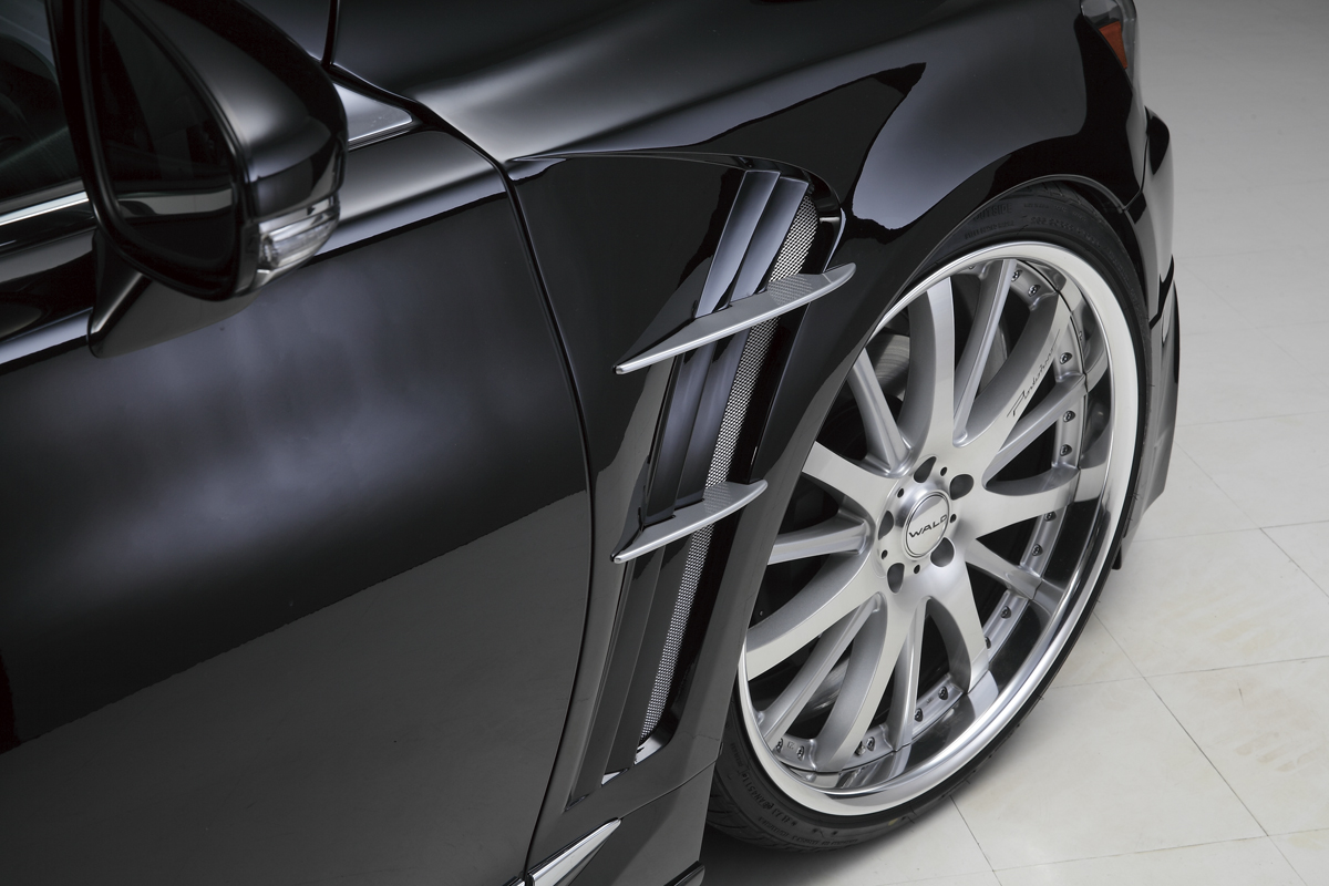 WALD Lexus LS sports fender duct with net and aluminium fender duct fins beside a WALD wheel