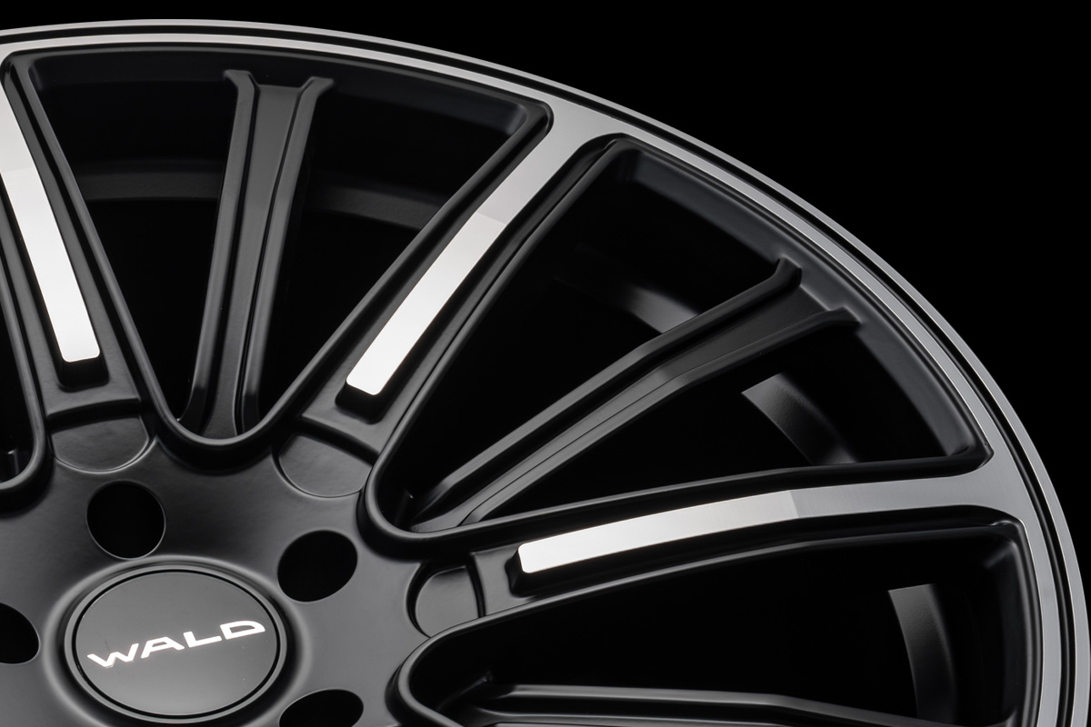 Detail of the WALD Portofino III P31C layered disc design and polished rim lip