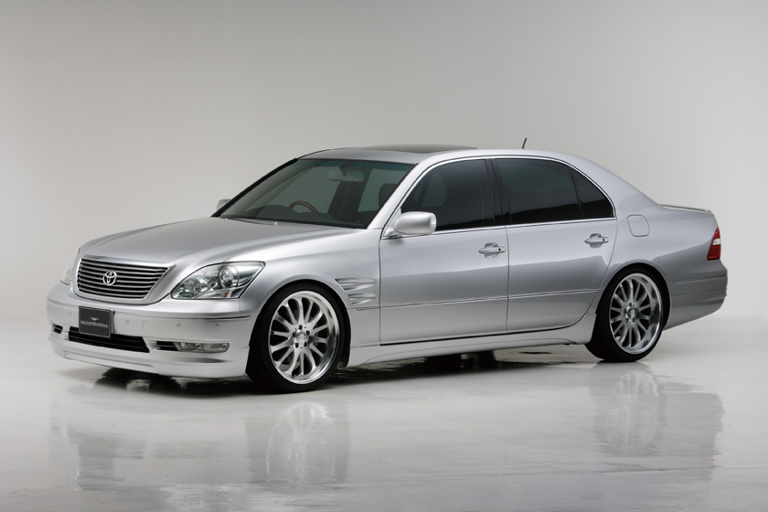 WALD Executive Line Toyota Celsior UCF30/31 — low front three-quarter studio view with WALD side skirts and deep-dish wheels
